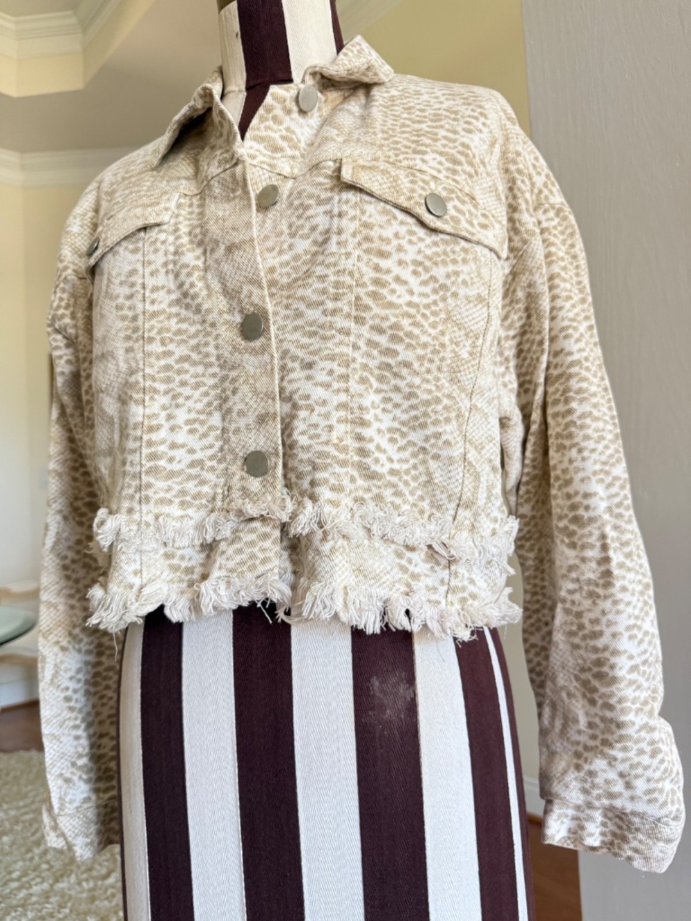 Le Lis Womens Snake Print Cropped Fringed Denim Jacket Size Medium Beige/Tan